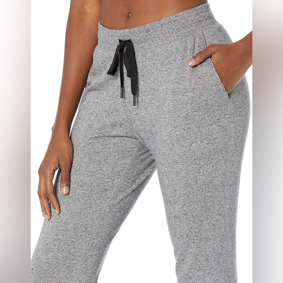 NWT Amazon Essentials Women's Relaxed-Fit Studio Terry Capri Jogger Pant - Picture 3 of 3